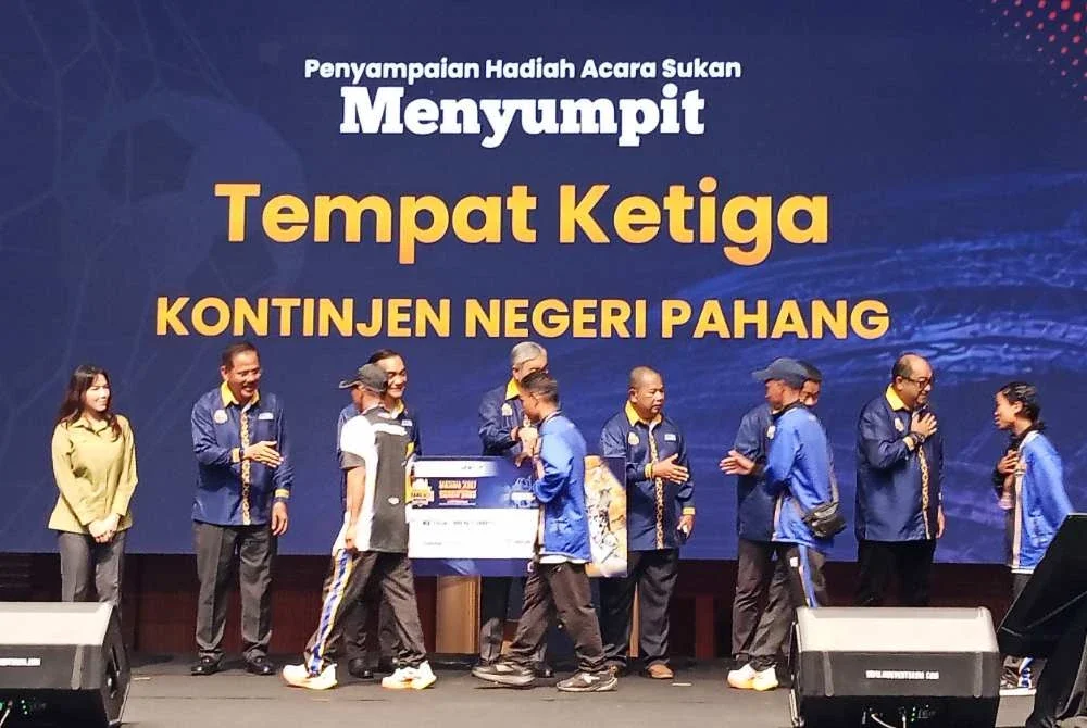 Marina (kiri) ketika penyampaian hadiah kepada pemenang Karnival Sukan Orang Asli Peringkat Kebangsaan di Stadium EduCity Iskandar Puteri.