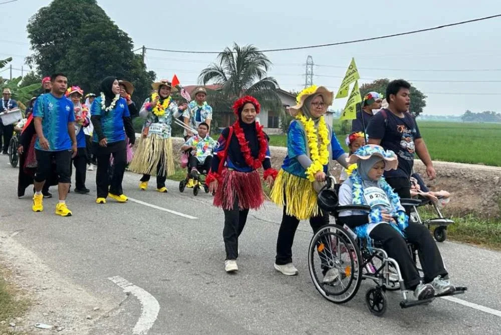 Sebahagian peserta yang menyertai Wasiyyah Larian Sawah Padi Tanjong Karang 4.0 di sini pada Ahad.