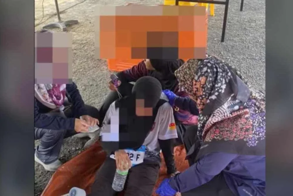 Kesemua peserta dikejarkan ke hospital untuk rawatan lanjut dipercayai akibat faktor cuaca panas.