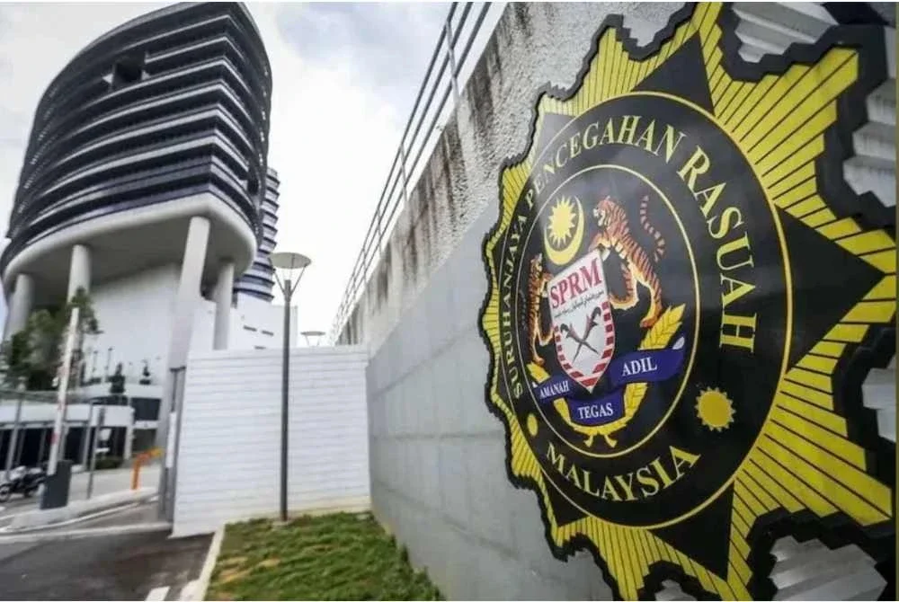 Seorang bekas menteri yang ditahan SPRM sebelum ini berkaitan pendedahan Laporan RCI TH disambung reman selama dua hari lagi bagi membantu siasatan.