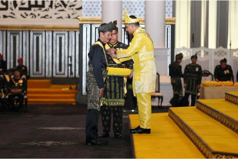 Pemangku Raja Terengganu Tengku Muhammad Ismail Sultan Mizan Zainal Abidin berkenan mengurniakan Darjah Kebesaran Datuk Paduka Mahkota Terengganu (D.P.M.T) yang membawa gelaran Datuk kepada pelakon Abdul Manan Embong atau Eman Manan hari ini. Foto Bernama