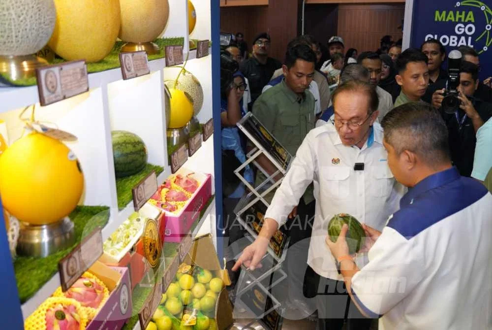 Anwar melawat pameran dan reruai pada Majlis Penutupan Pameran Pertanian, Hortikultur dan Agropelancongan Malaysia (MAHA) 2026 di Taman Ekspo Pertanian Malaysia (MAEPS), Serdang pada Ahad. FOTO: SINAR HARIAN/ROSLI TALIB