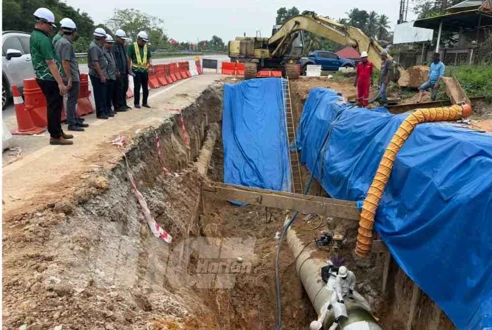 Pihak AKSB yang memantau kerja-kerja dijalankan kontraktor.
