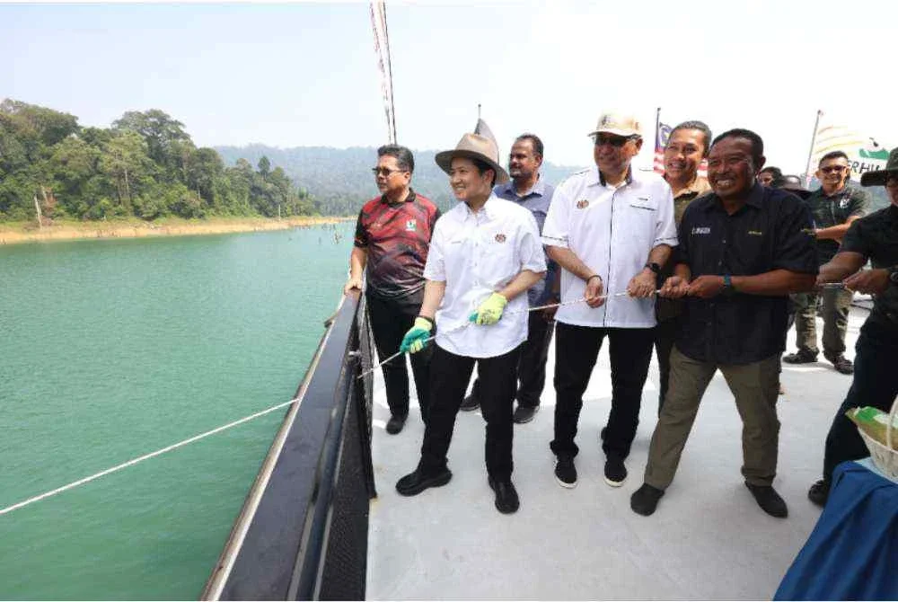 Arthur (dua dari kiri) turut merasmikan tongkang pemindahan hidupan liar khas yang dinamakan 'Ele Max' (Elephas maximus @ Kenyir).