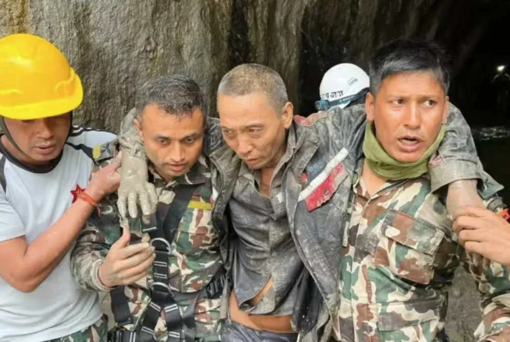 Haitao (dua dari kanan) ditemui dalam keadaan lemah. - Foto Agensi