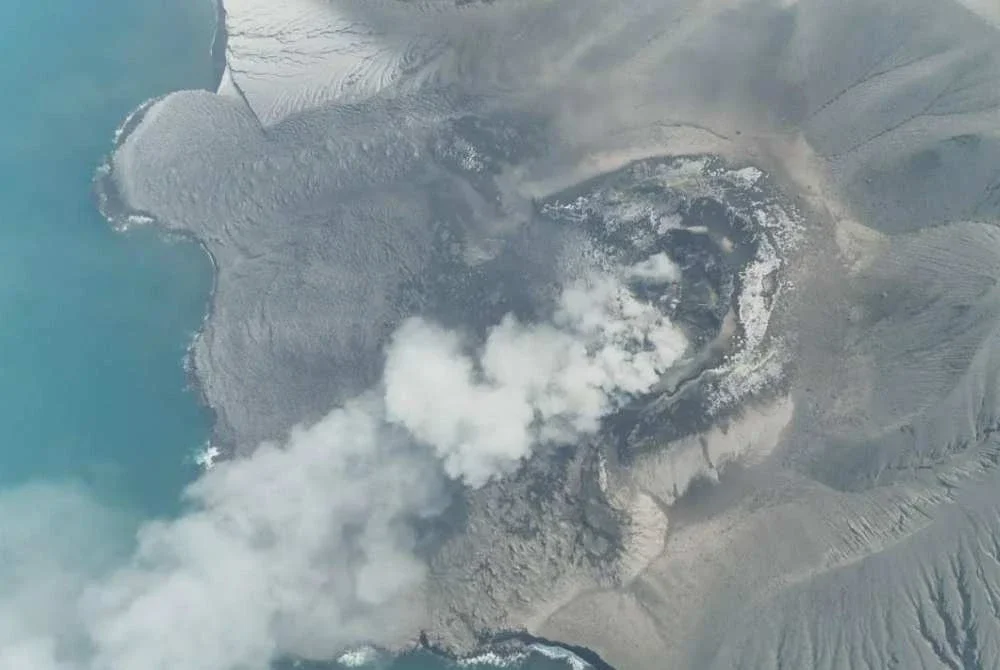 Foto dron yang dikeluarkan Badan Geologi, Kementerian Tenaga dan Sumber Mineral Indonesia, Gunung Anak Krakatau menghamburkan asap gunung berapi di Selat Sunda, Indonesia pada 5 September 2026. Foto Badan Geologi melalui AP