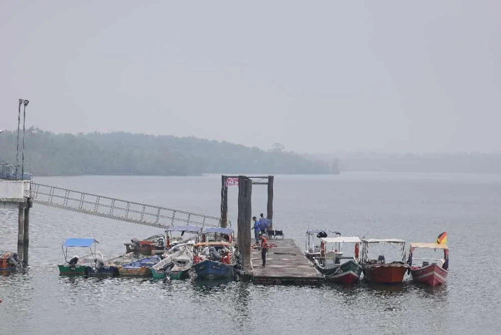 Pemandangan berjerebu yang dirakam di Jeti Kampung Telaga Air, kira-kira 30 km dari bandar raya Kuching pada Ahad. Foto Bernama