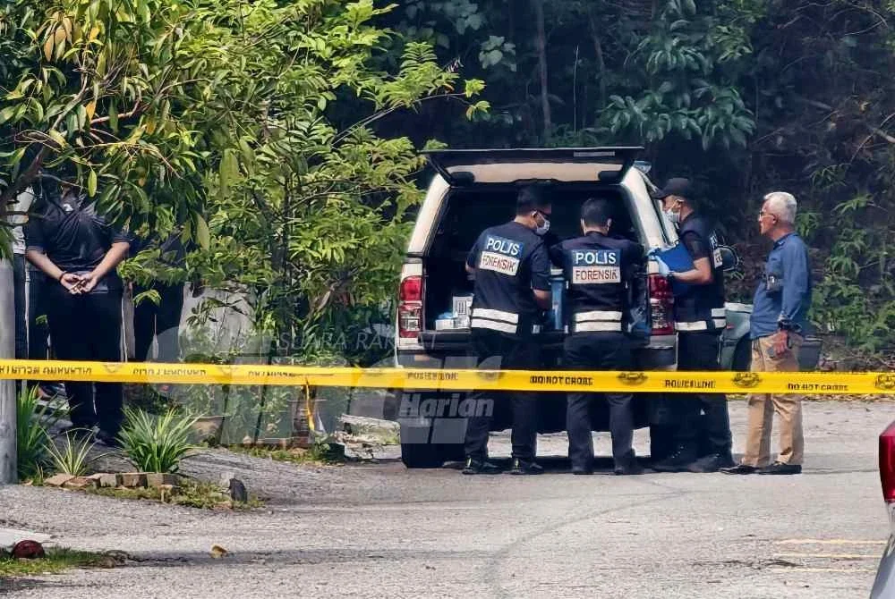 Polis menjalankan siasatan di lokasi kes tembakan di sebuah rumah di Taman Garden Homes Seremban 2.