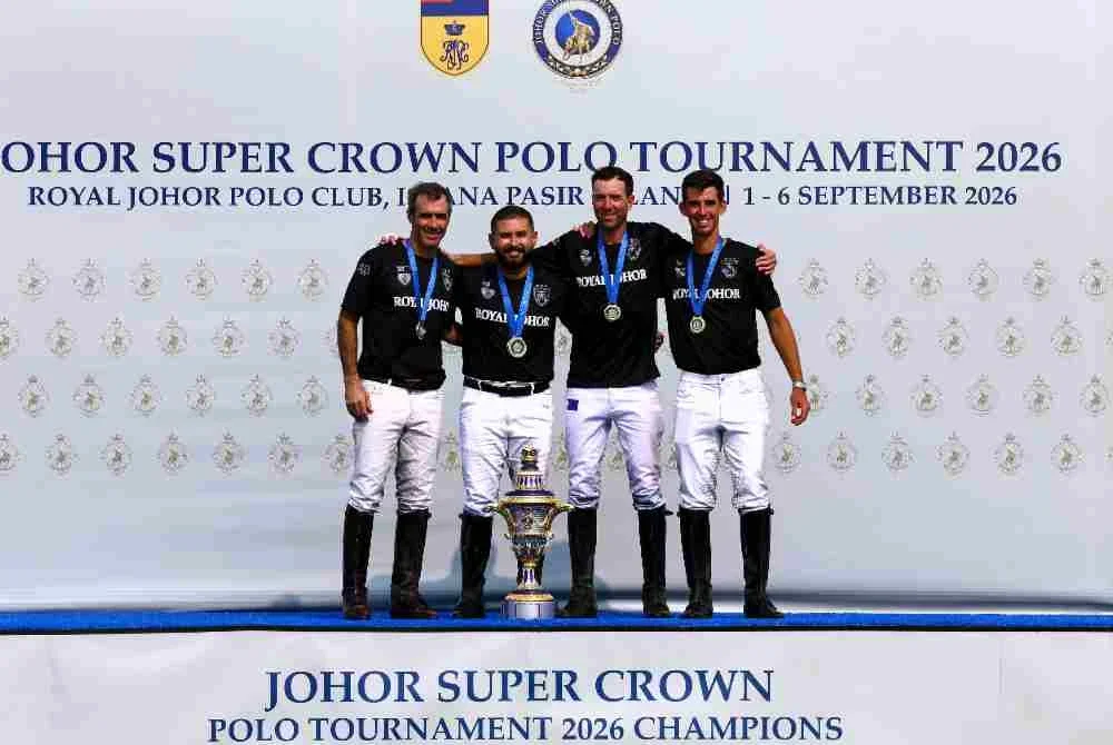 Ahli Pasukan Royal Johor diketuai Pemangku Sultan Johor Tunku Mahkota Ismail (dua, kiri), Pablo Pieres (dua, kanan), Juan Martin Nero (kiri) dan Juan Bautista Panzillo muncul Juara selepas menewaskan Temasek 10-7 pada perlawanan akhir Kejohanan Polo Super Crown Johor (JSCPT) 2026 di Padang Polo Diraja Istana Pasir Pelangi, pada Ahad. Foto Bernama
