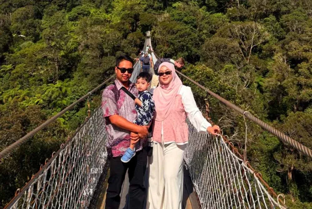 Nurul Najwa (kanan) bersama suami dan anak ketika melancong ke Bandung.