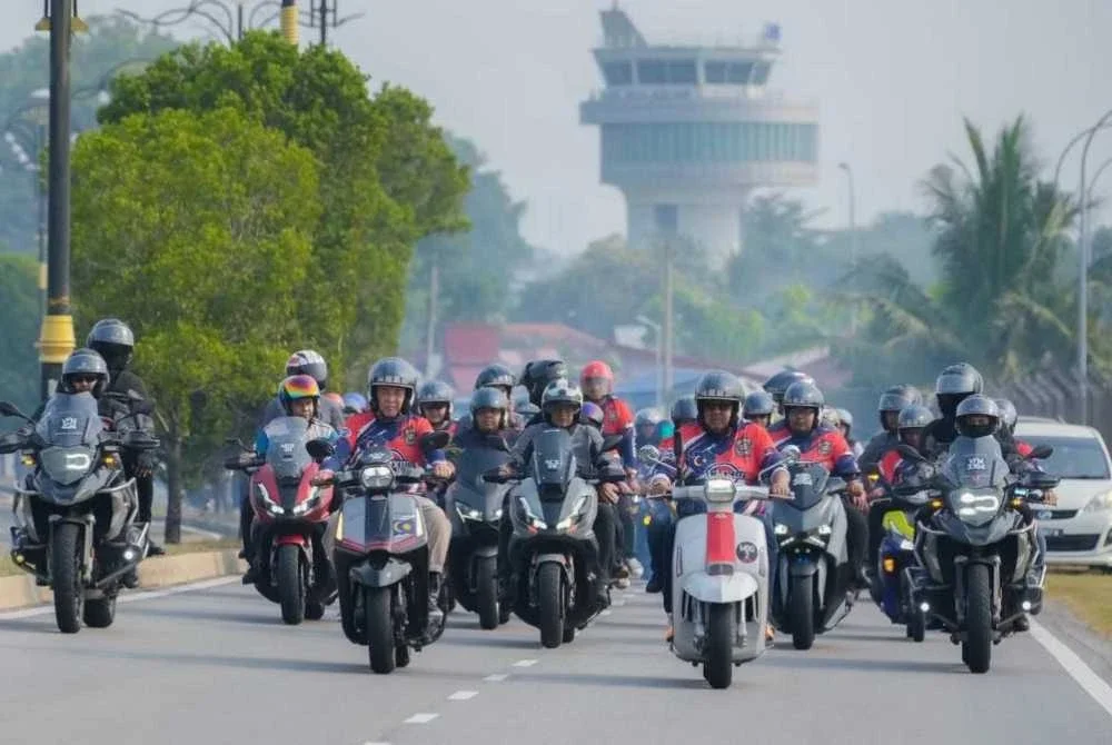 Ab Rauf dan Ahmad Zahid berkonvoi dari Lapangan Terbang Antarabangsa Melaka menuju MITC bagi penutup Karnival Anak Muda pada Ahad.