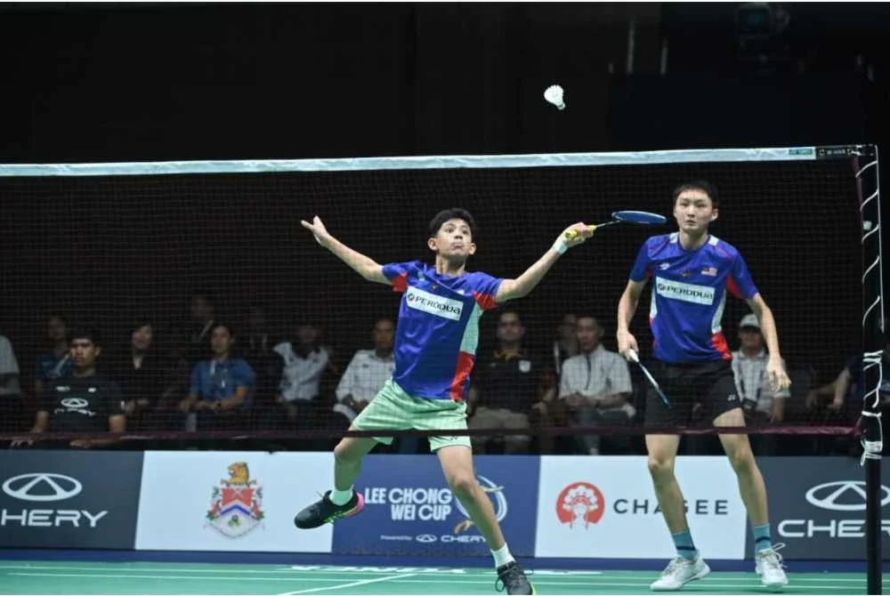 Shahadzryl (kiri) yang menjuarai perseorangan lelaki B-13 kekal bertenaga untuk berpasangan dengan Giap Han dalam saingan akhir beregu lelaki Piala Lee Chong Wei di Bukit Kiara pada Ahad.