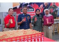 Yusri yang diiringi Norlela (dua dari kanan), Norkhayati (kanan) dan Pengarah Eksekutif Hal Ehwal Korporat Nestlé Malaysia & Singapura, Raja Nurmaria Murni Raja Nur Azmi menunjukkan minuman NESCAFÉ yang diagihkan pada program ‘Ngopi Dulu & Kekal Bersemangat Bersama’ di Pangkalan Udara Subang baru-baru ini. - FOTO: MOHD HALIM ABDUL WAHID
