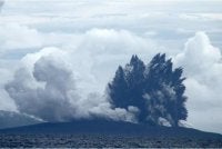 Anak Krakatau yang terletak di Selat Sunda antara Jawa dan Sumatera kekal pada Tahap III atau Siaga sejak 2 Julai, dengan letusan berulang yang memuntahkan bahan pijar dan abu gunung berapi. Foto Agensi 