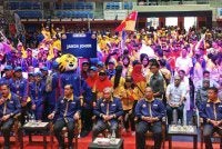Ahmad Zahid (tengah) bergambar bersama kontinjen negeri yang bertanding pada Karnival Sukan Orang Asli Peringkat Kebangsaan di Stadium EduCity Iskandar Puteri pada Ahad.