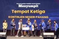 Marina (kiri) ketika penyampaian hadiah kepada pemenang Karnival Sukan Orang Asli Peringkat Kebangsaan di Stadium EduCity Iskandar Puteri.