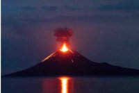 Letusan gunung berapi Anak Krakatau. Gambar fail 