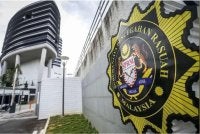 Seorang bekas menteri yang ditahan SPRM sebelum ini berkaitan pendedahan Laporan RCI TH disambung reman selama dua hari lagi bagi membantu siasatan.