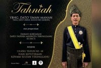 Seniman tersohor tanah air, Datuk Eman Manan, menerima Darjah Kebesaran Dato' Paduka Mahkota Terengganu (DPMT) sempena Ulang Tahun Ke-64 Hari Keputeraan Kebawah Duli Yang Maha Mulia Sultan Terengganu.
