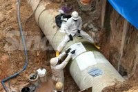 Proses penampalan paip bocor dilakukan. 