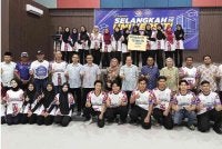 Ahmad (tengah) pada Program Selangkah ke Universiti Pengambilan 2026 peringkat Ijazah di Dewan Orang Ramai Ayer Baloi, Pontian.