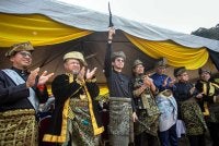 Muhammad Kamil (tiga, kiri) merasmikan Majlis Adat Istiadat Khatam Keris peringkat kebangsaan anjuran PSSGM dan Perhimpunan Silat Anak-Anak Gayong Negeri Perak di Teluk Batik Campsite pada Ahad. Foto Bernama