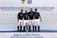 Ahli Pasukan Royal Johor diketuai Pemangku Sultan Johor Tunku Mahkota Ismail (dua, kiri), Pablo Pieres (dua, kanan), Juan Martin Nero (kiri) dan Juan Bautista Panzillo muncul Juara selepas menewaskan Temasek 10-7 pada perlawanan akhir Kejohanan Polo Super Crown Johor (JSCPT) 2026 di Padang Polo Diraja Istana Pasir Pelangi, pada Ahad. Foto Bernama
