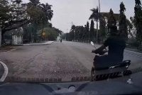 Tangkap layar video tular memaparkan seorang lelaki bermotosikal mengekori mangsa sebelum didatangi seorang lagi lelaki.