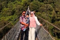 Nurul Najwa (kanan) bersama suami dan anak ketika melancong ke Bandung.