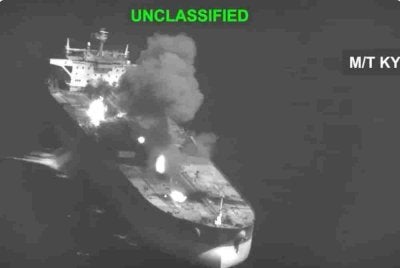 Tangkap layar yang dikeluarkan oleh Komando Pusat AS (CENTCOM) di X ini menunjukkan apa yang disifatkan oleh CENTCOM sebagai tindakan tentera AS menyerang sebuah kapal tangki minyak mentah Iran, M/T Kylo (juga dikenali sebagai 'Noxen'), di Teluk Oman pada 5 September 2026. Foto AFP