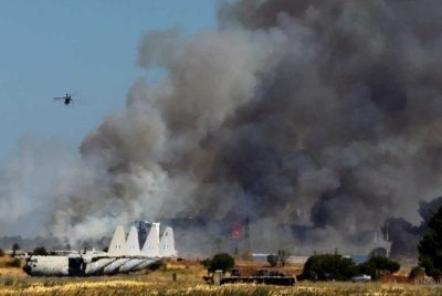 Dua juruterbang maut selepas jet pejuang F-4 Phantom terhempas ketika menyertai pertunjukan udara di Greece. Foto: AFP