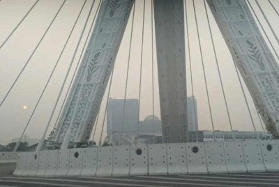 Keadaan berjerebu yang dirakamkan di bandaraya Kuching dari Jambatan Datuk Amar Juma'ani, Kampung Bintangor, Kuching, pada Sabtu. Foto: Awani