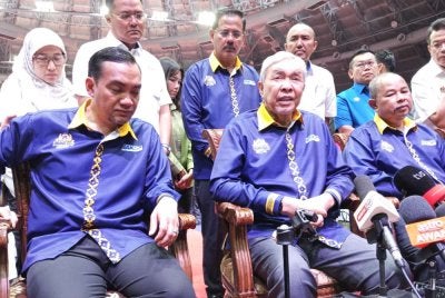 Ahmad Zahid (tengah) pada sidang akhbar selepas Karnival Sukan Orang Asli di Stadium EduCity, Iskandar Puteri.