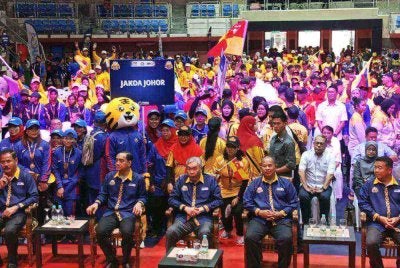 Ahmad Zahid (tengah) bergambar bersama kontinjen negeri yang bertanding pada Karnival Sukan Orang Asli Peringkat Kebangsaan di Stadium EduCity Iskandar Puteri pada Ahad.