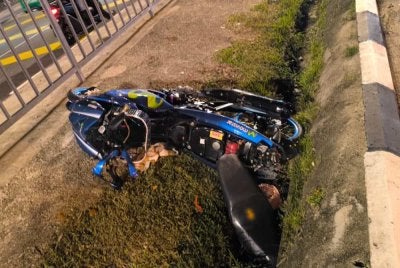 Motosikal mangsa yang maut akibat terbabas sendiri beberapa meter dari lokasi video tular aktiviti mat rempit berhampiran Melaka Sentral awal pagi Ahad.