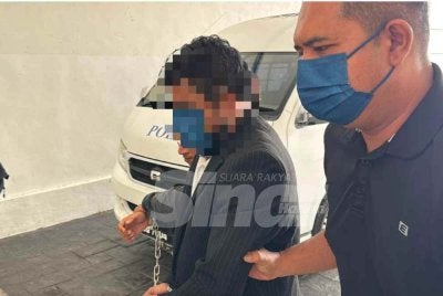 Suspek dibawa ke Mahkamah Majistret Kangar pada jam 9.56 pagi untuk proses permohonan reman sebelum prosiding berkenaan selesai kira-kira sejam kemudian.