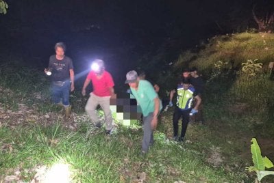 Mangsa yang ditemukan meninggal dunia di kebun duku di belakang stor baja berhadapan Pejabat Pertanian Padang Ipoh, Kampung Lebak, Kuala Berang pada Sabtu.