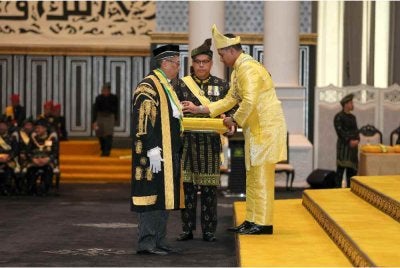 Pemangku Raja Terengganu Tengku Muhammad Ismail Sultan Mizan Zainal Abidin berkenan mengurniakan Darjah Kebesaran Seri Setia Sultan Mizan Zainal Abidin Terengganu (S.S.M.Z.) yang membawa gelaran Datuk Seri kepada Ketua Hakim Negara, Tun Wan Ahmad Farid Wan Salleh pada Istiadat Penghadapan dan Pengurniaan Bintang-Bintang Darjah Kebesaran Negeri Terengganu di Istana Syarqiyyah, Chendering, hari ini. Foto Bernama 