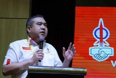 Setiausaha Agung DAP Anthony Loke ketika berucap pada Kongres Wanita DAP Kebangsaan 2026 di sebuah hotel hari ini. Foto Bernama
