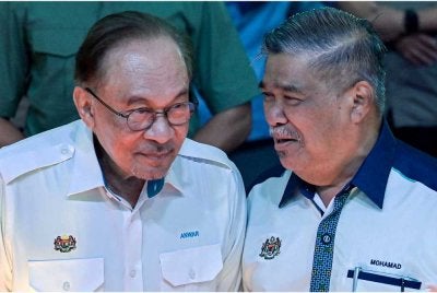 Perdana Menteri, Datuk Seri Anwar Ibrahim bersama Menteri Pertanian dan Keterjaminan Makanan, Datuk Seri Mohamad Sabu (kanan) pada Majlis Perasmian Penutupan Pameran Pertanian, Hortikultur dan Agropelancongan Malaysia (MAHA) 2026 di Taman Ekspo Pertanian Malaysia Serdang (MAEPS) hari ini. Foto Bernama 