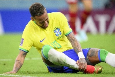  Neymar dijangka terlepas aksi sehingga dua bulan selepas mengalami kecederaan baharu ketika beraksi bersama Santos. Foto fail EPA