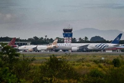 Indonesia menghentikan operasi di lapangan terbang antarabangsa utamanya di luar Jakarta pada 6 September selepas abu daripada letusan gunung berapi Anak Krakatau yang terletak lebih 150 kilometer jauhnya menjejaskan ribuan penumpang. Foto AFP