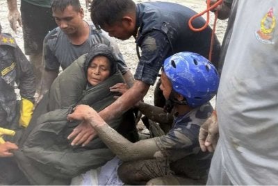 Shrestha (kiri) ditemui dalam keadaan lemah. - Foto Agensi