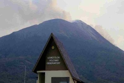 Ia memuntahkan debu tebal setinggi 400 meter ke permukaan udara. - Foto Agensi
