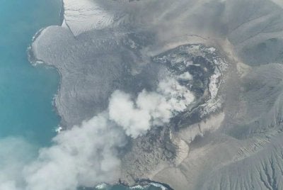 Foto dron yang dikeluarkan Badan Geologi, Kementerian Tenaga dan Sumber Mineral Indonesia, Gunung Anak Krakatau menghamburkan asap gunung berapi di Selat Sunda, Indonesia pada 5 September 2026. Foto Badan Geologi melalui AP