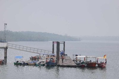 Pemandangan berjerebu yang dirakam di Jeti Kampung Telaga Air, kira-kira 30 km dari bandar raya Kuching pada Ahad. Foto Bernama