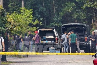 Mayat lelaki dipercayai ditembak dibawa keluar dari sebuah rumah di Taman Garden Homes Seremban 2.
