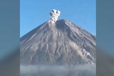 Gunung Semeru meletus pada 7.51 pagi waktu tempatan (00:51 GMT) Ahad. Foto tangkap layar video pengguna media sosial