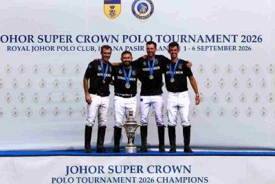 Ahli Pasukan Royal Johor diketuai Pemangku Sultan Johor Tunku Mahkota Ismail (dua, kiri), Pablo Pieres (dua, kanan), Juan Martin Nero (kiri) dan Juan Bautista Panzillo muncul Juara selepas menewaskan Temasek 10-7 pada perlawanan akhir Kejohanan Polo Super Crown Johor (JSCPT) 2026 di Padang Polo Diraja Istana Pasir Pelangi, pada Ahad. Foto Bernama
