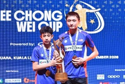 Shahadzryl (kiri) dan Giap Han mengungguli beregu lelaki B-13 setelah menewaskan Ahmad Aniq Rafiq-Lucas dalam saingan straight Piala Lee Chong Wei di Bukit Kiara pada Ahad.
